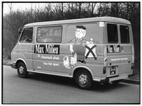 841682 Afbeelding van de promotiebus met de mascotte Max Milieu voor het verantwoord scheiden van (chemisch) afval in ...